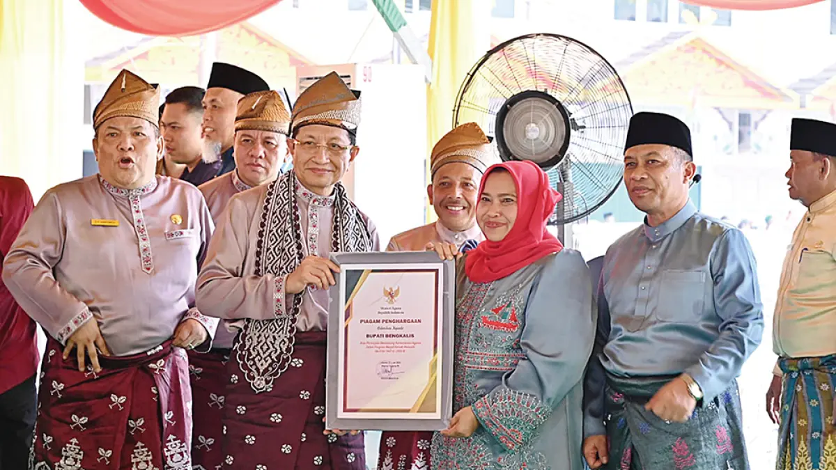 TERIMA PENGHARGAAN: Bupati Bengkalis Kasmarni menerima Piagam Penghargaan dari Menteri Agama RI pada rangkaian MTQ ke-44 Tingkat Provinsi Riau di Kabupaten Kuantan Singingi, beberapa waktu lalu. (pemkab bengkalis untuk riau pos).