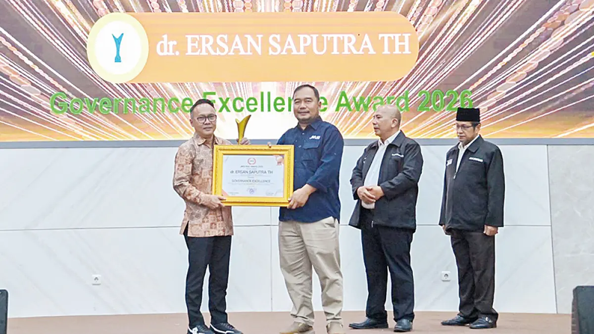 TERIMA PENGHARGAAN: Sekda Bengkalis dr Ersan Saputra TH menerima penghargaan Government Excellent Award 2026 pada Awarding Night HUT ke-4 JMSI dan HPN Provinsi Riau Tahun 2026 di Pekanbaru, beberapa waktu lalu. (pemkab bengkalis untuk riau pos)

