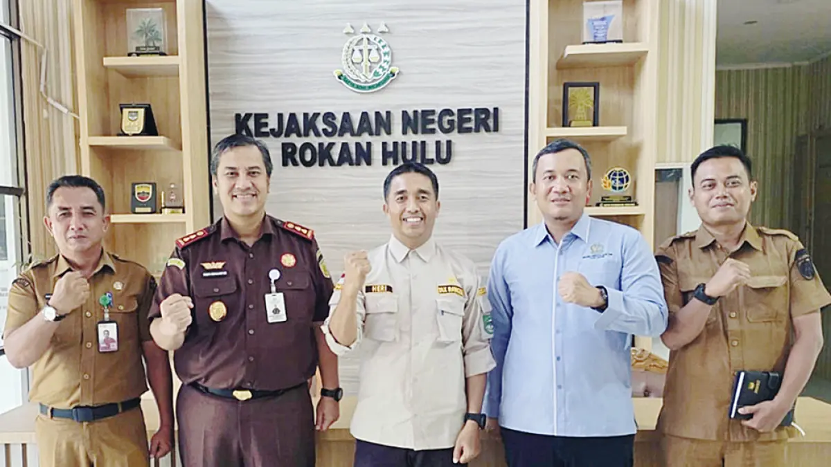 FOTO BERSAMA: Plt Kepala Bapenda Rohul Zulheri SE MSi (tengah) foto bersama dengan Kajari Rohul Fredy F Simanjuntak SH MH (dua kiri) usai silaturahmi dan koordinasi dalam memperkuat sinergisitas dalam peningkatan penerimaan PAD di ruang kerja Kajari Rohul, Selasa (14/7/2026). (Istimewa)