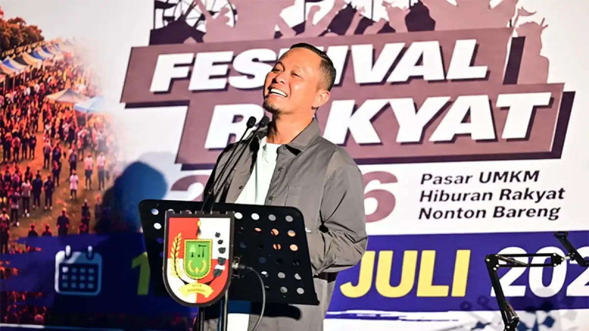 Wali Kota Pekanbaru Agung Nugroho saat membuka Pasar UMKM, Hiburan Rakyat dan Nonton Bareng Piala Dunia 2026. (Istimewa)
