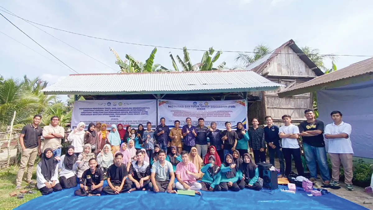 FOTO BERSAMA: Tim Pengabdian Kepada Masyarakat (PKM) Universitas Islam Kuantan Singingi (Uniks) foto bersama anggota Kelompok Tani Seiya Sekato, Desa Pauh Angit Hulu, Kecamatan Pangean, saat penyuluhan dan pelatihan pengelolaan limbah ternak jadi Kompos dan Silase, Selasa (14/7/2026). (Foto Uniks)