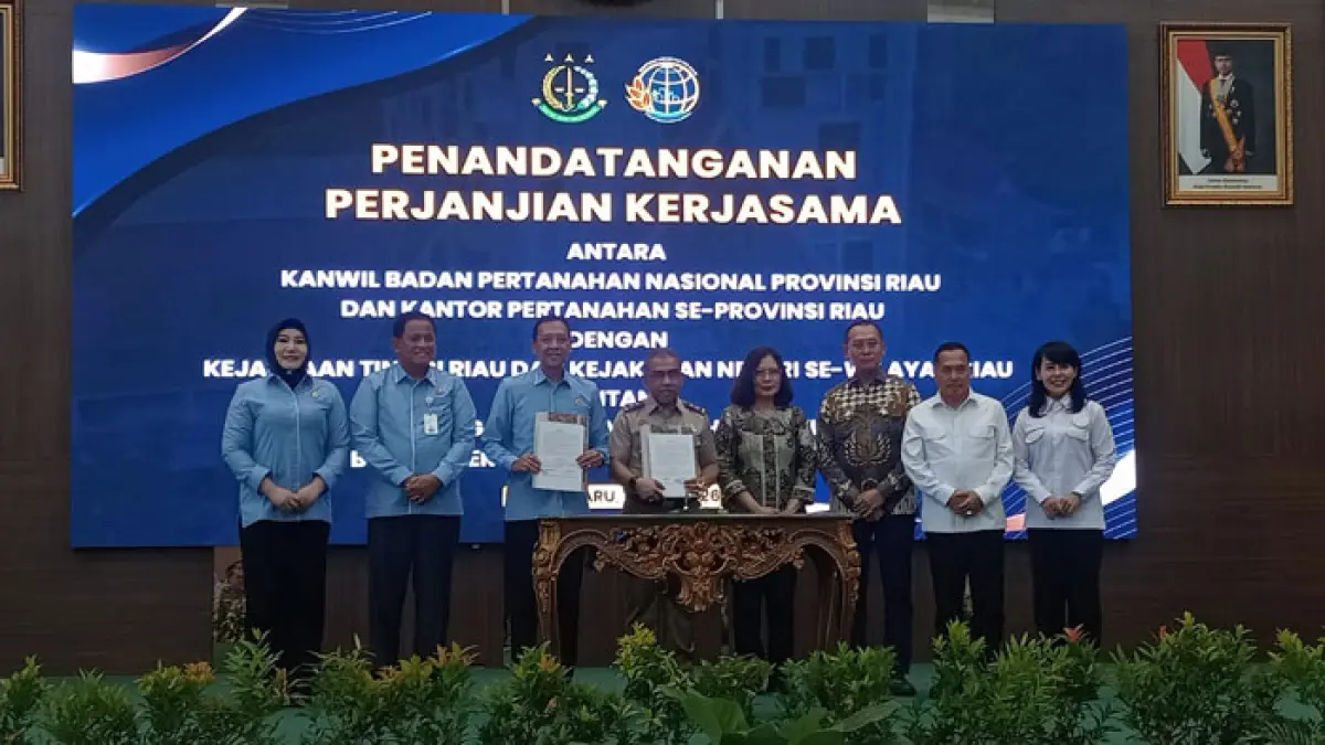 Kepala Kanwil BPN Riau, Nurhadi Putra bersama Kajati Riau, I Dewa Gede Wirajana disaksikan Stafsus Menteri ATR/BPN Bidang Reforma Agraria, Rezka Oktoberia (bju putih) Dirjen Pengadaan Tanah dan Pengembang Pertanahan Kementerian ATR/BPN Dr. Arief Muliawan SH MH QGIA (batik) melakukan  Penandatangan perjanjian kerja sama tentang penanganan permasalahan hukum bidang perdata dan tata usaha negara di Kejati Riau, Kamis (16/7/2026). (Evan Gunanzar/Riau Pos)