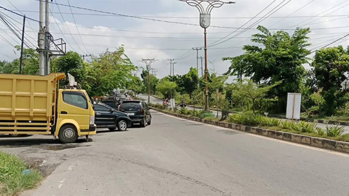 Antrean kendaraan mengular lagi. Tampak kendaraan mengantre di SPBU Sungai Jering Kecamatan Kuantan Tengah, Kamis (16/7/2026). (Foto Desriandi Candra)