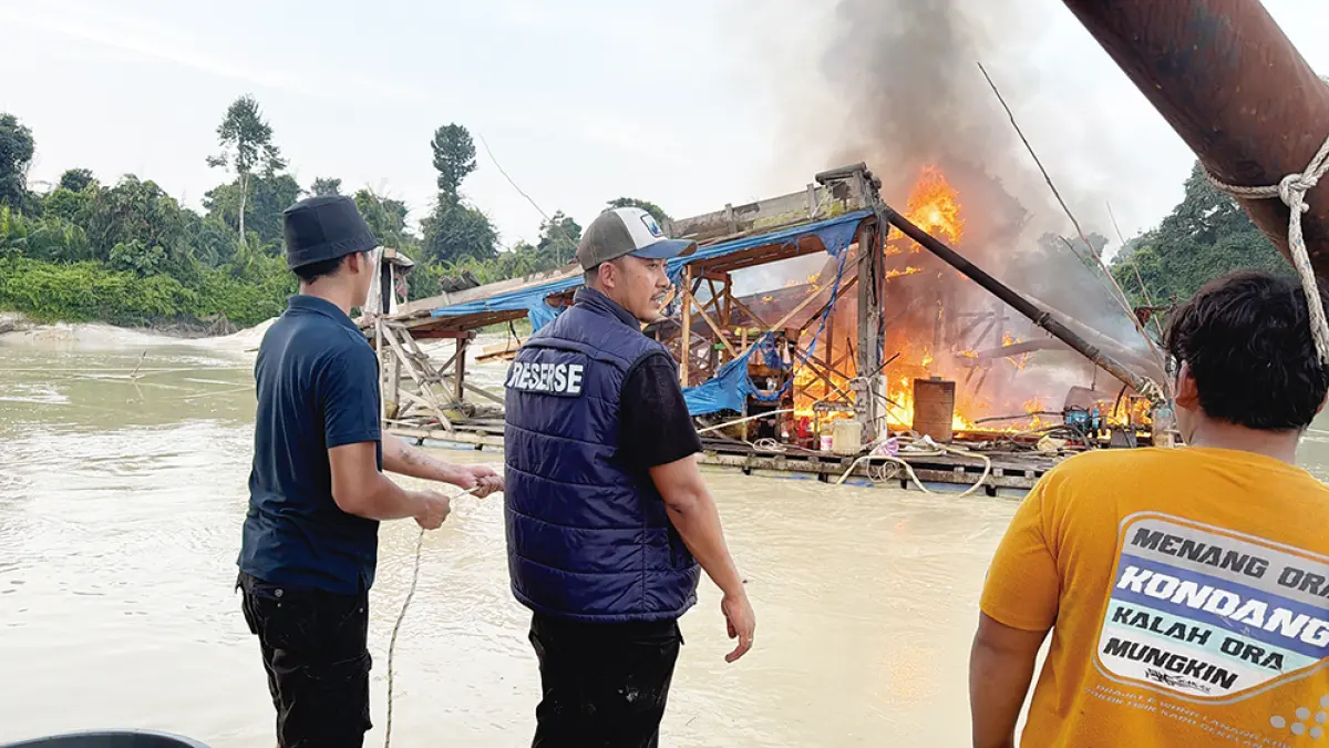 BAKAR PETI: Satreskrim Polres Kampar membakar rakit PETI di Desa Suka Makmur, Kecamatan Gunung Sahilan, Kabupaten Kampar, Selasa (14/7/2026). (Humas polres untuk riaupos.co)