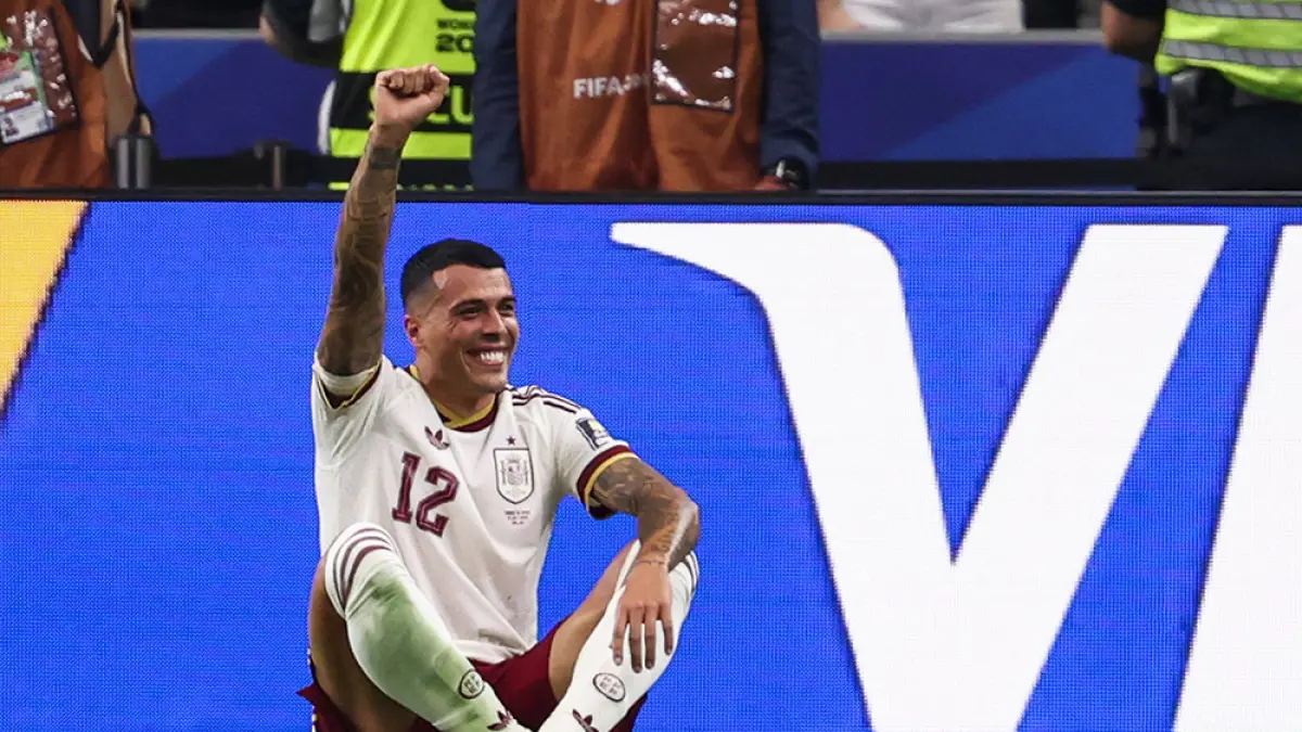 Bek Spanyol Pedro Porro melakukan selebrasi usai mencetak gol dalam pertandingan semifinal Piala Dunia 2026 melawan Prancis di Stadion Dallas, Arlington, Rabu (15/7/2026).  (FRANCK FIFE/AFP)