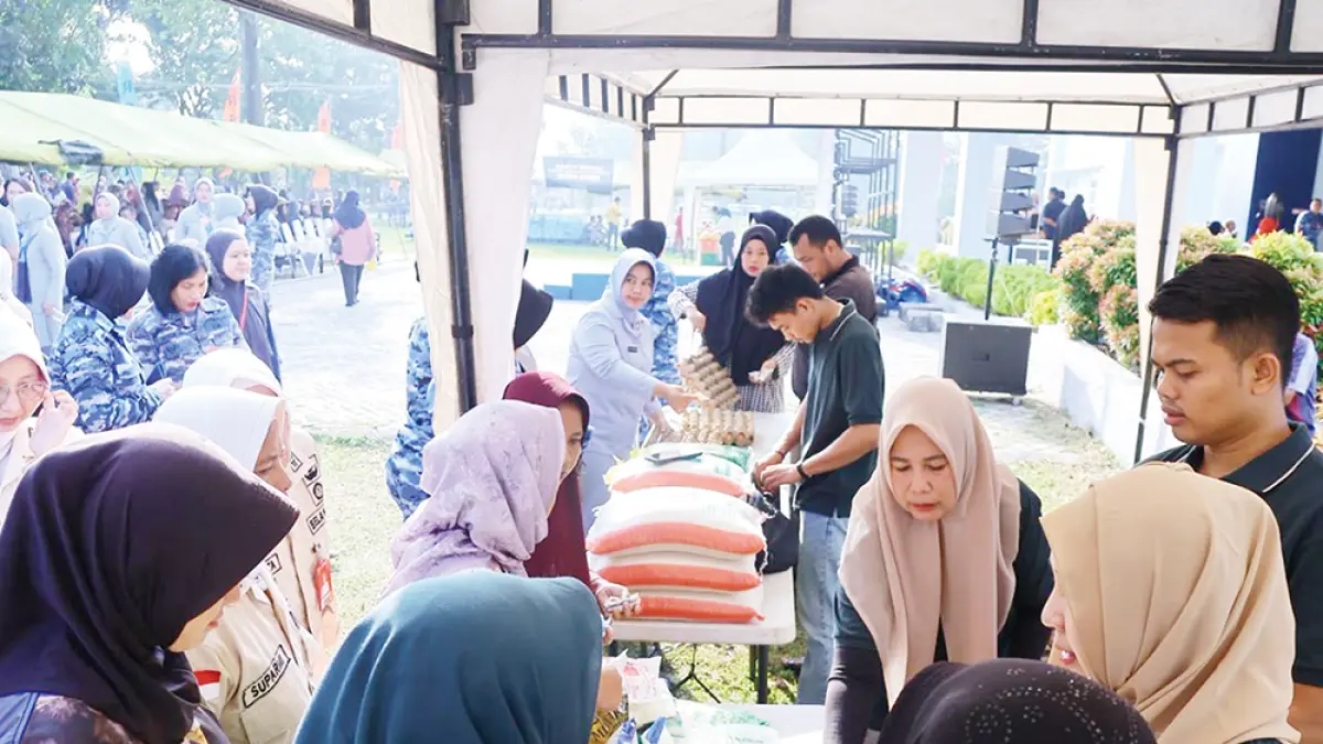 BELANJA MURAH: Warga kecamatan Marpoyan Damai terlihat berbelanja bahan pangan murah di&nbsp;halaman Rumah Sakit Lanud Roesmin Nurjadin, Rabu (15/7/2026). (Prapti Dwi Lestari)
