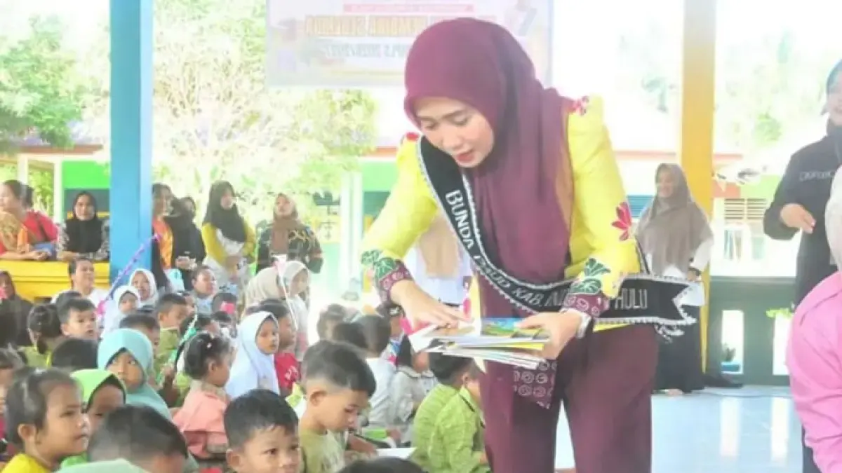 Bunda PAUD Kabupaten Inhu, Suci Rahmiani saat menyerahkan buku tulis kepada peserta didik di ‎TK Negeri Pembina Kelurahan Pangkalan Kasai saat melakukan monitoring, Kamis (16/7/2027). (Diskominfotik Inhu untuk Riaupos.co)