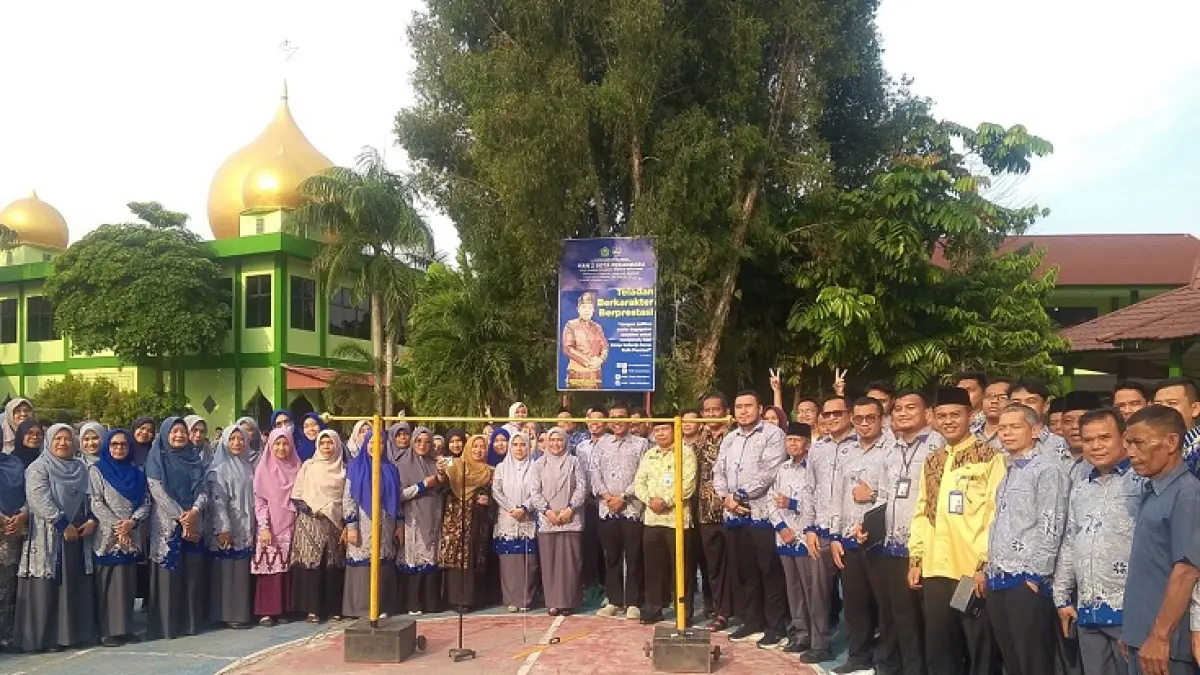 Civitas MAN 2 Pekanbaru foto bersama usai pengecekan ulang arah kiblat, Rabu (15/7/2026). (Humas MAN 2 Pekanbaru untuk Riau Pos)
