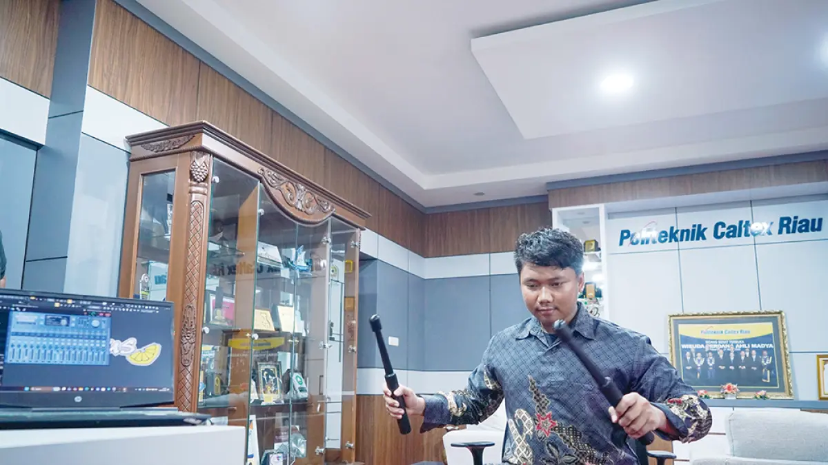 DEMO MUSIK: Nur Iman, mahasiswa teknologi rekayasa mekatronika PCR melakukan demo alat musik drum virtual dengan berbasis sensor akselerometer, magnometer, baru-baru ini. (PCR untuk riau pos)