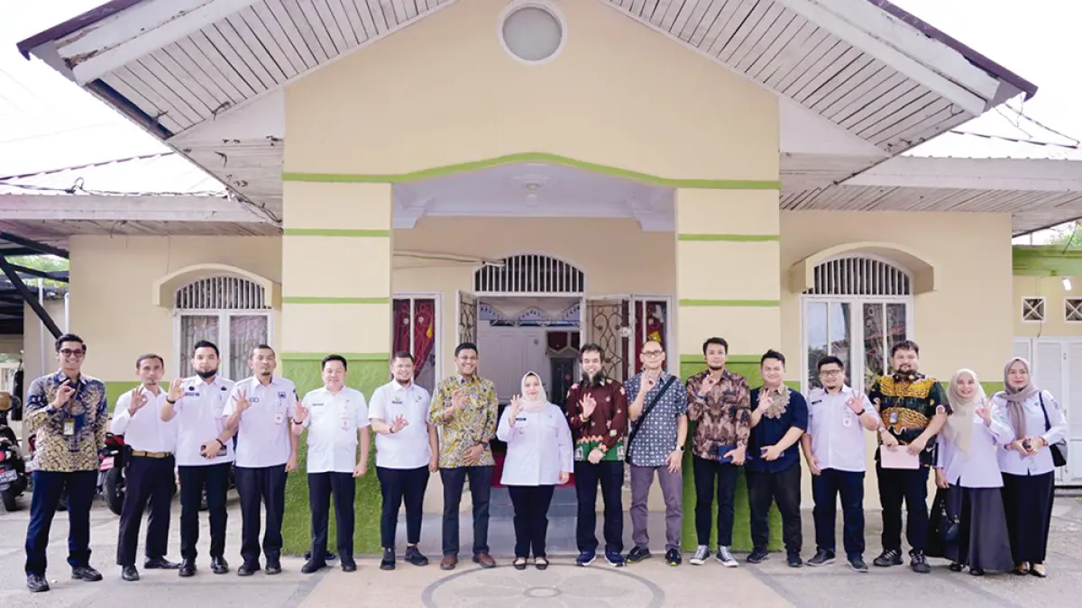 FOTO BERSAMA: Bupati Bengkalis Hj Kasmarni foto bersama saat menerima audiensi jajaran PT PHR Zona Rokan&nbsp;di Mandau, Rabu (15/7/2026).(JPG)