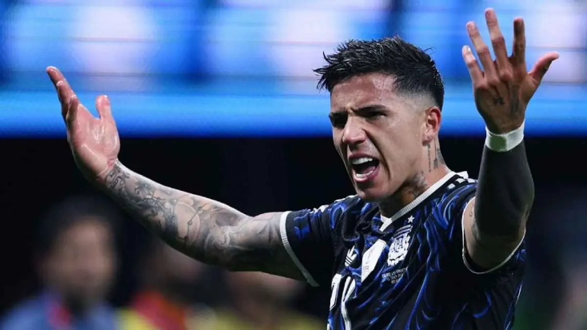 Gol Enzo Fernández membawa Argentina menuju kemenangan untuk membalikkan keunggulan Inggris dan melaju ke final Piala Dunia kedua berturut-turut. (Photo Agency/Getty Images)