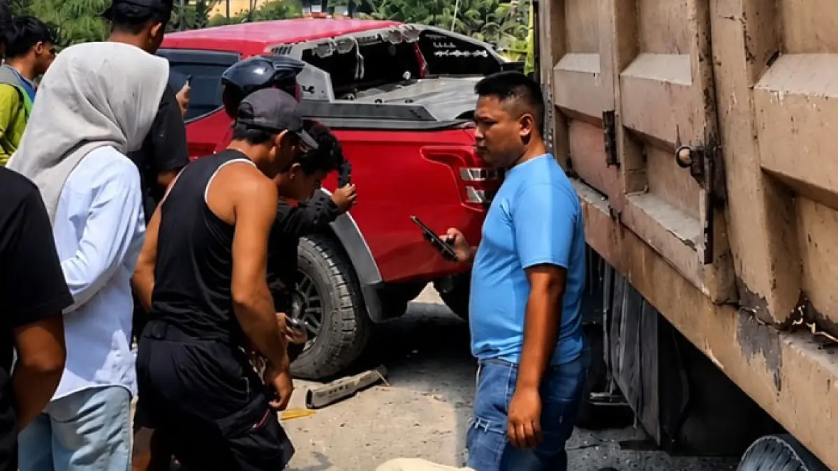 Kecelakaan lalu lintas  melibatkan satu unit truk, sepeda motor, dan mobil pikap terjadi di Jembatan Sungai Sibam Jalan Garuda Sakti perbasan Kampar-Pekanbaru, Kamis (16/7/2026) siang. (Warga untuk Riaupos.co)