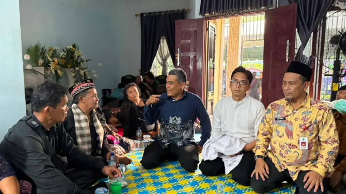 Kepala dinas kesehatan Riau Zulkifli saat datang kerumah duka dr Alex di Rohil, Kamis (16/7/2026). (Diskominfo Riau untuk Riaupos.co)