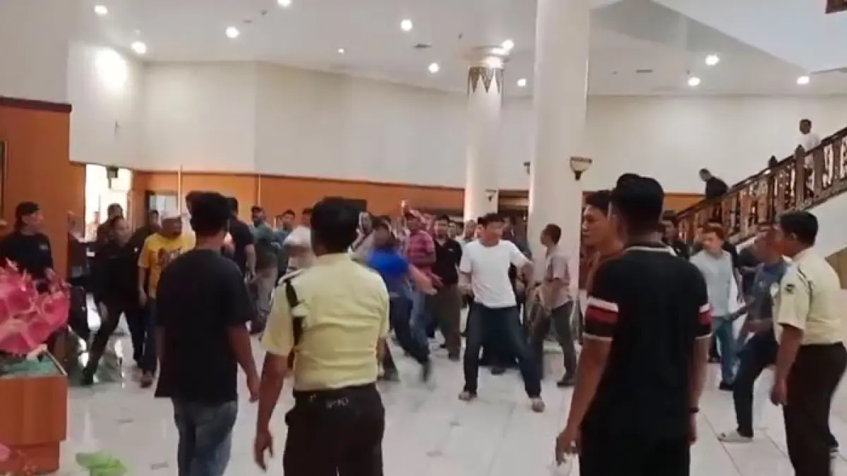 Kericuhan dua kubu pendukungan dua anggota DPRD Riau ricuh. (Istimewa)