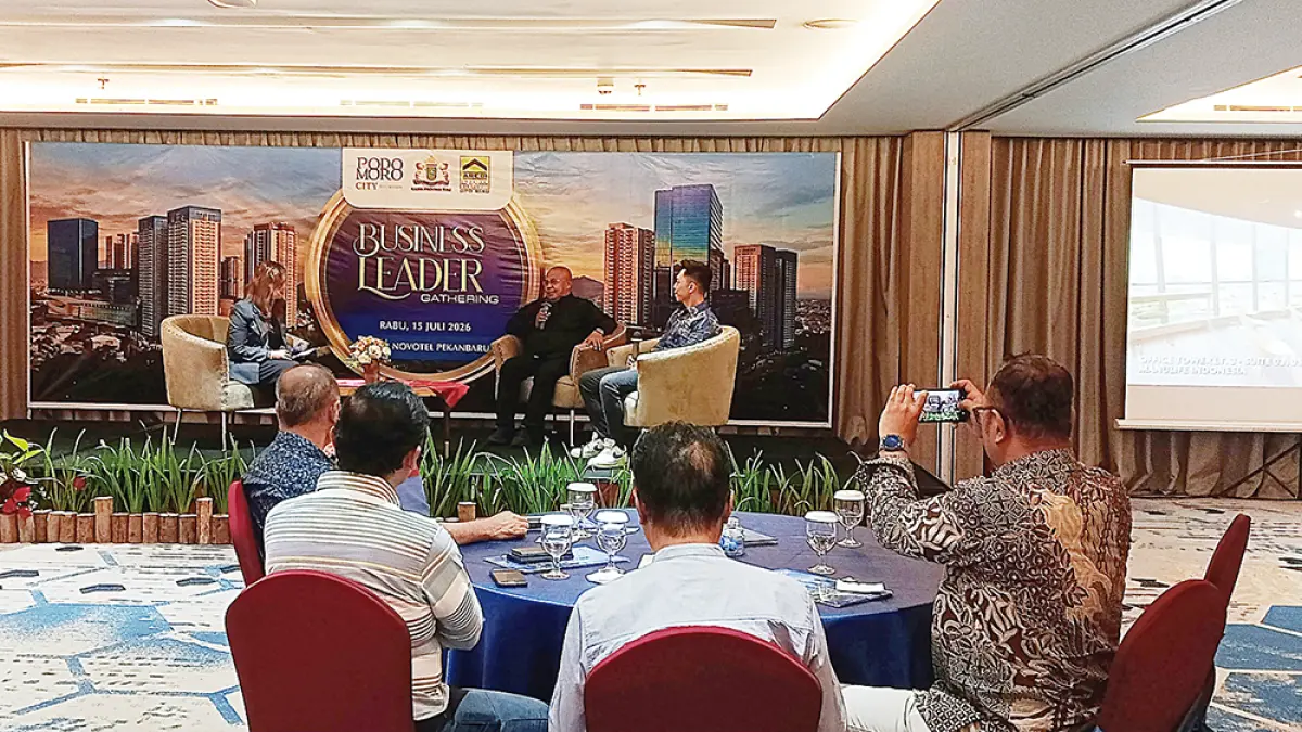 Ketua Umum Kadin Provinsi Riau Masuri SH (tengah) bersama Marketing Manager Podomoro City Deli Medan Musa (kanan) melakukan diskusi dalam Business Leader Gathering di Novotel Pekanbaru, Rabu (15/7/2026). (Prapti Dwi Lestari /riau pos)
