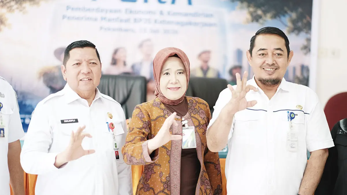 Asisten Pemerintahan dan Kesejahteraan Rakyat (Asisten I) Sekretariat Daerah Provinsi Riau Zulkifli Syukur, Kepala Kantor Wilayah BPJS Ketenagakerjaan Sumbar Riau Kepri Ibkar Saloma dan Kepala UPT Pelatihan Koperasi dan UMKM Dinas Perindustrian, Perdagangan, Koperasi, Usaha Kecil dan Menengah Provinsi Riau Mursidik foto bersama saat membuka kegiatan Program Pemberdayaan Ekonomi dan Kemandirian Berkelanjutan, Rabu (15/7/2026). (BPJS UNTUK RIAU POS)