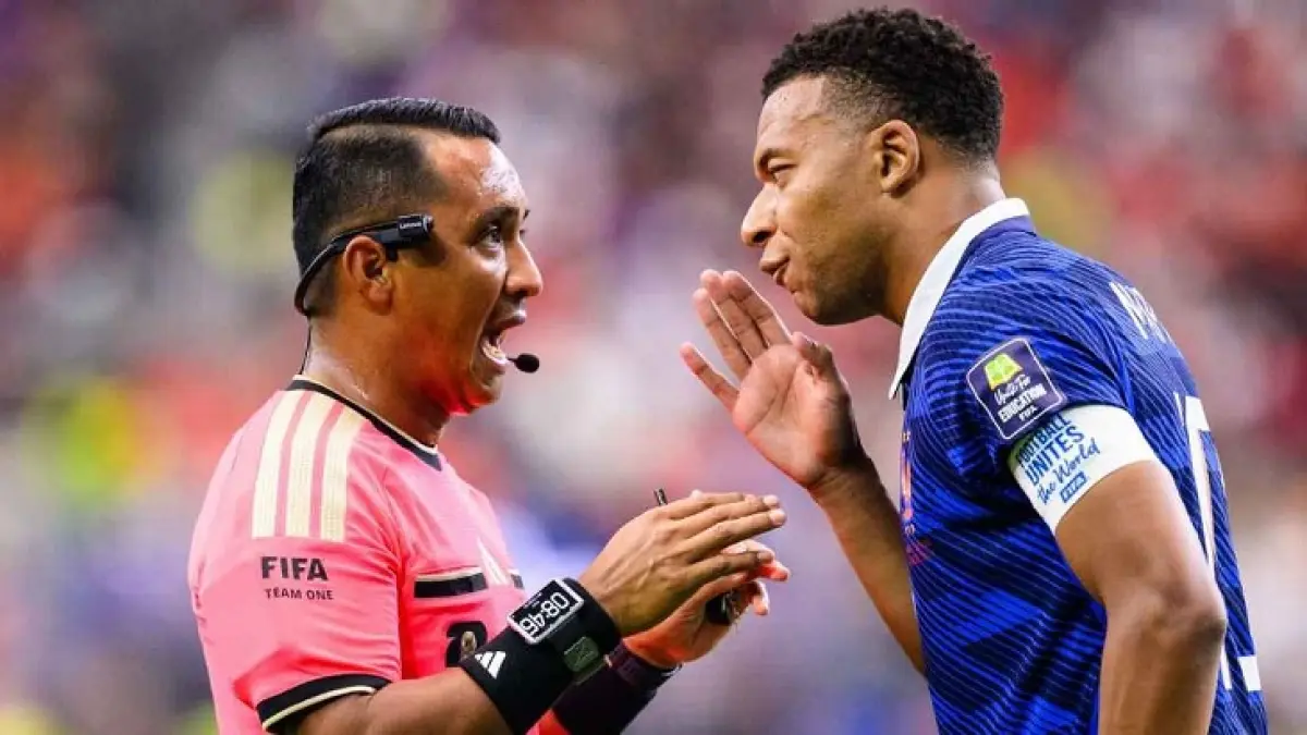 Kylian Mbappé berbicara dengan wasit Iván Barton dalan kekalahan 0-2 Prancis dari Spanyol di semifinal Piala Dunia 2026. (Tom Weller/picture alliance via Getty Images)