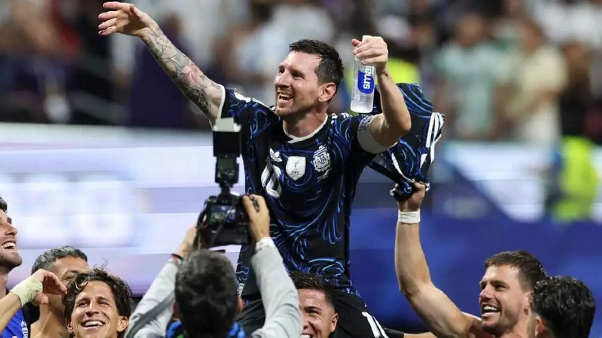 Lionel Messi diangkat tinggi oleh rekan-rekan setimnya setelah kemenangan dramatis 2-1 Argentina atas Inggris di semifinal. (Ian MacNicol/Getty Images)