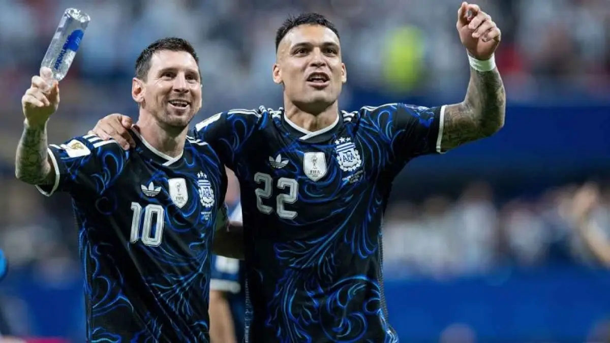 Lionel Messi (kiri) dan Lautaro Martinez merayakan kemenangan Argentina atas Inggris di semifinal Piala Dunia. 2026 (Getty Images)