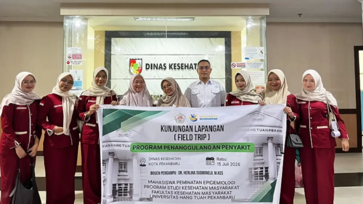 Mahasiswa Peminatan Epidemiologi FKes UHTP, Dosen pengampu Dr Herlina Susmaneli SKM MKes foto bersama jajaran Diskes Kota Pekanbaru, Rabu (15/7/2026). (UHTP untuk Riau Pos)