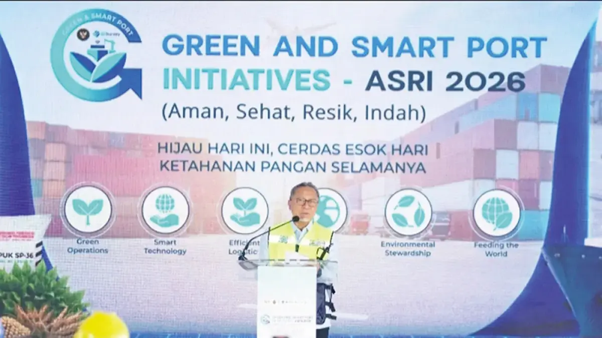 Menteri Koordinator Bidang Pangan Zulkifli Hasan memberikan sambutan dalam acara Green and Smart Port Initiatives (GSPI) Aman, Sehat, Resik, dan Indah (ASRI) 2026 di Gresik, Rabu (15/7/2026). (JPG)
