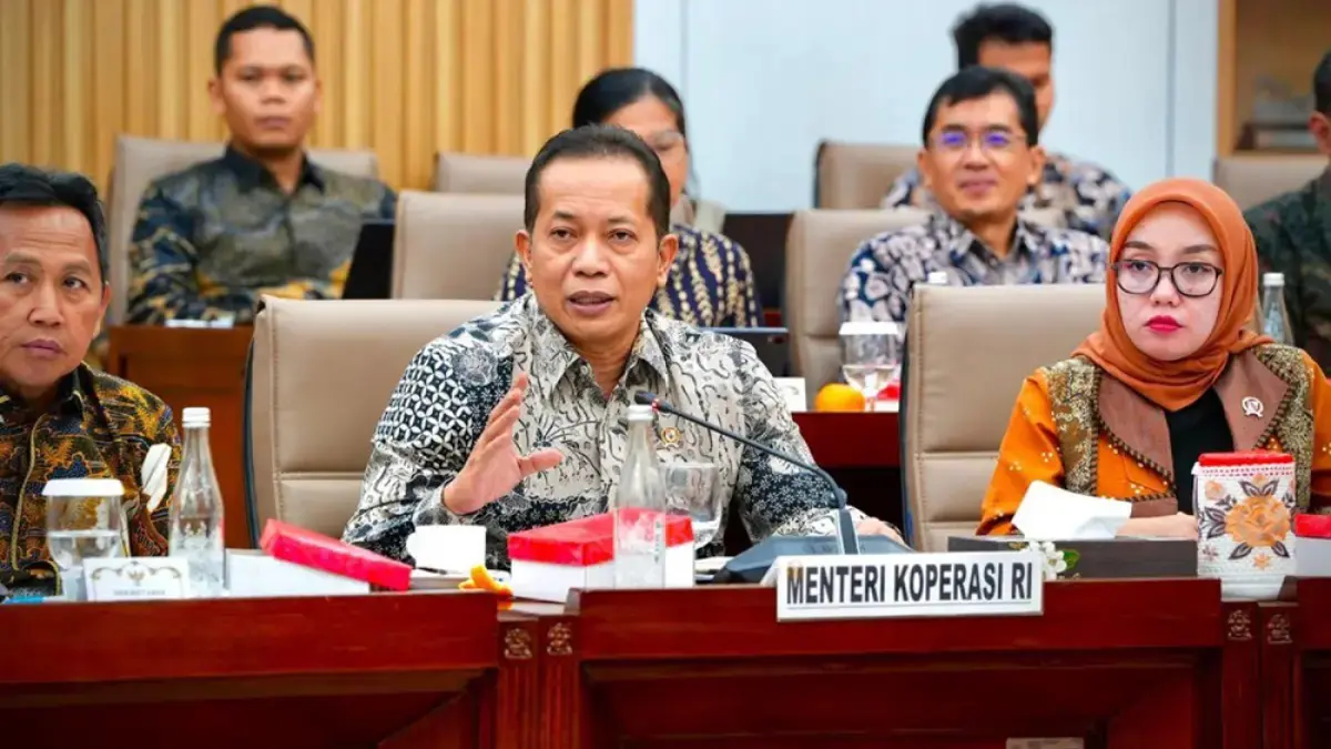 Menteri Koperasi Ferry Juliantono saat ikut rapat kerja bersama Komisi VI DPR di Gedung DPR, Senayan, Jakarta, Rabu (15/7/2026). (JPG)