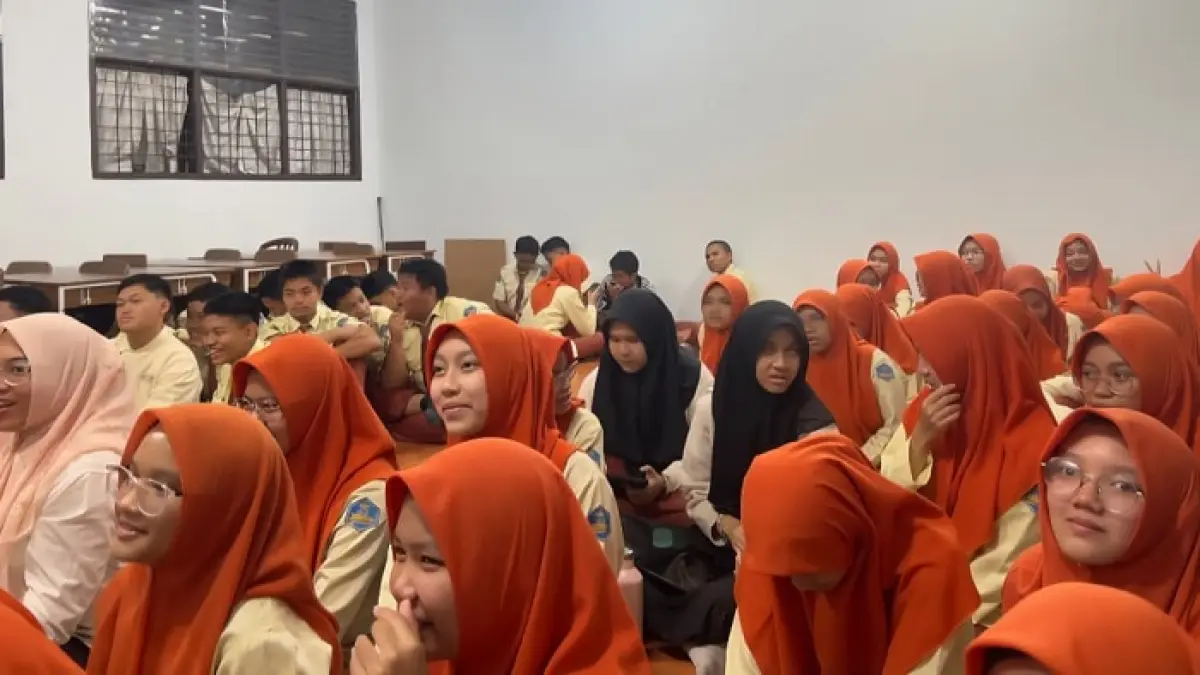 Para siswa kelas Internasional MAN 2 Pekanbaru mengadakan rapat persiapan event TedxMAN Two Pekanbaru Youth, Rabu (15/7/2026). (MAN 2 Pekanbaru Untuk Riau Pos)