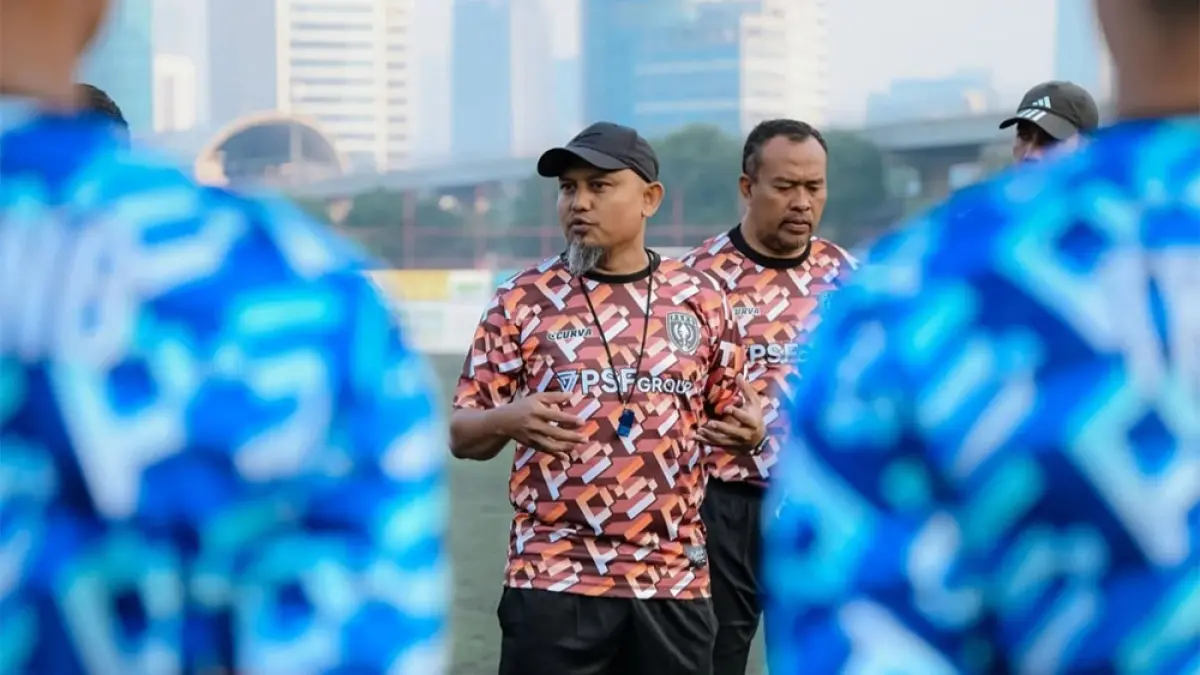 Pelatih PSPS Akhyar Ilyas memberikan instruksi saat memimpin latihan perdana di Lapangan Pancoran Soccer Field, Jakarta, Rabu (15/7/2026). (IG PSPS RIAU)
