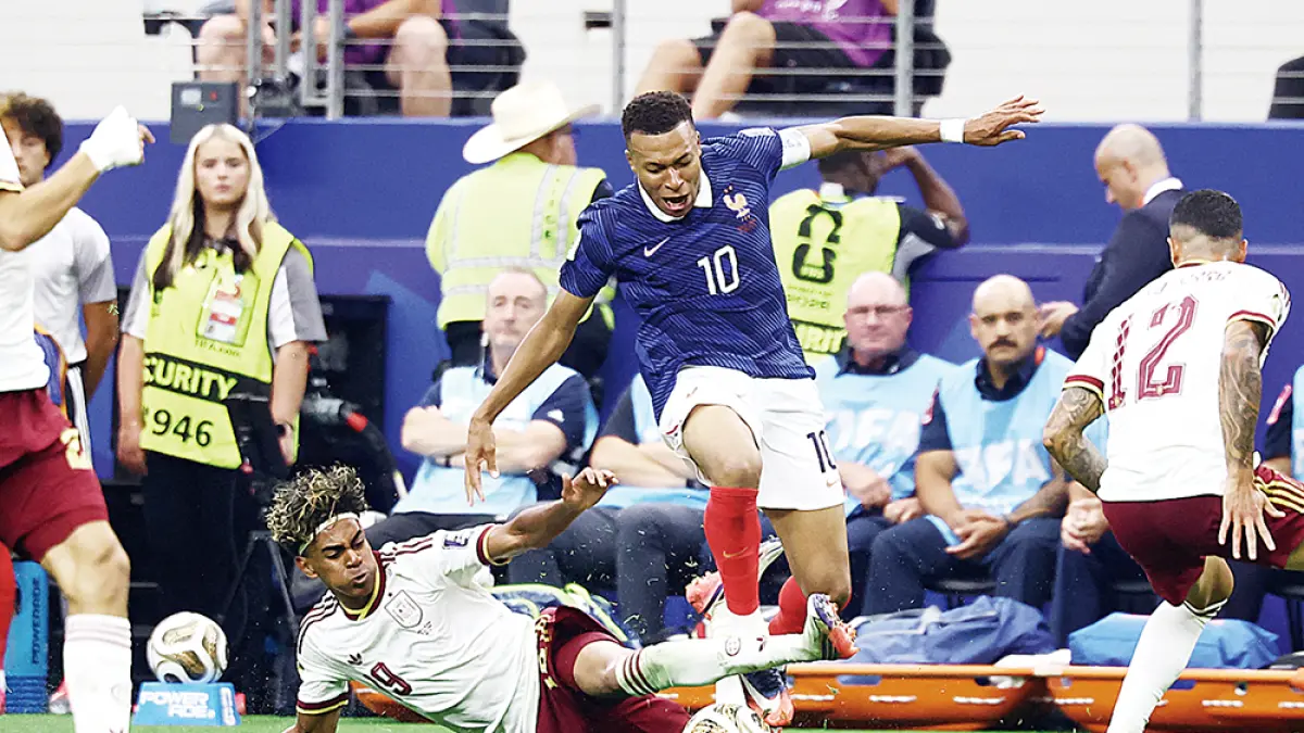 Penyerang Spanyol Lamine Yamal menekel penyerang Prancis Kylian Mbappe dalam pertandingan semifinal Piala Dunia 2026 di AT&T Stadium, Arlington, Texas, Amerika Serikat, Rabu (15/7/2026). Laga ini dimenangkan Spanyol dengan skor 2-0. (CHARLY TRIBALLEAU / AFP)