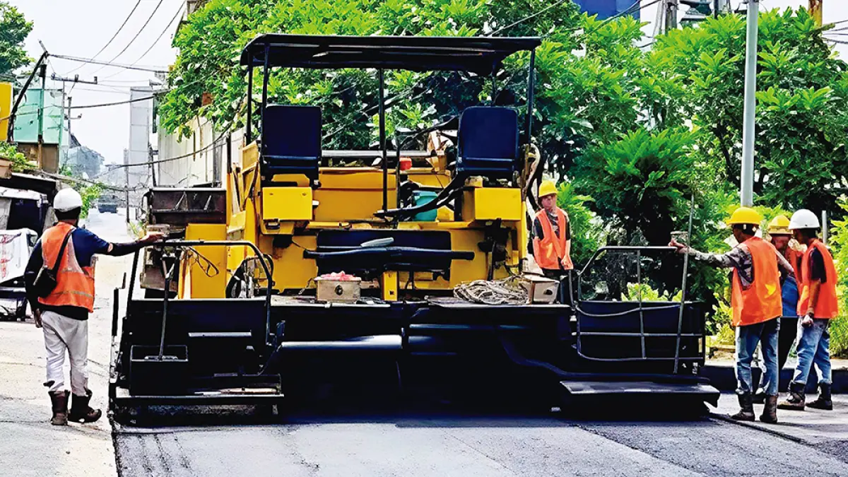 PERBAIKAN JALAN: Pemerintah Kota Pekanbaru melalui Dinas Pekerjaan Umum dan Penataan Ruang (PUPR) melanjutkan program perbaikan jalan rusak dengan melakukan pengaspalan di Jalan Khadijah Ali, Kecamatan Senapelan, Rabu (15/7/2026). (JPG)