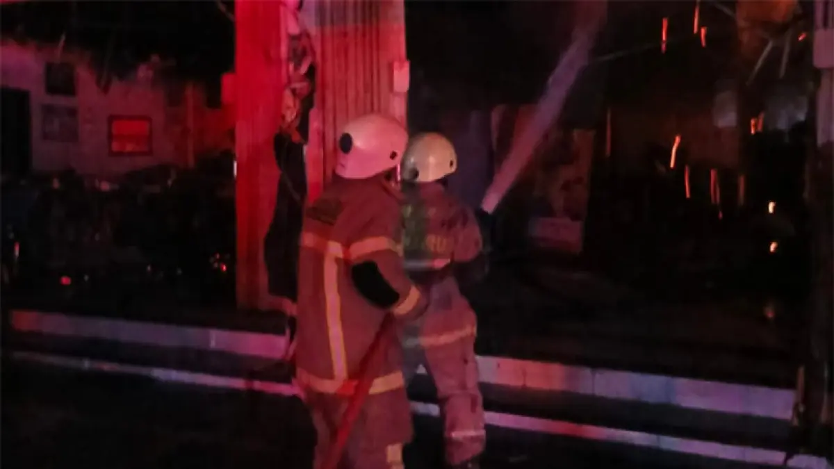 Petugas melakukan upaya pemadaman kebakaran di Jalan Belimbing, Kelurahan Wonorejo, Kecamatan Marpoyan Damai, Kota Pekanbaru, Kamis (16/7/2026) dini hari. (Damkar Kota Pekanbaru)