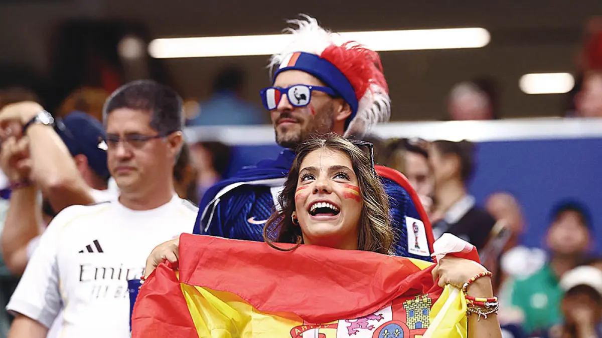 Seorang pendukung Spanyol memegang bendera menjelang pertandingan semifinal turnamen sepak bola Piala Dunia 2026 antara Prancis dan Spanyol di Stadion Dallas, Arlington, Rabu (15/7/2026). (afp)