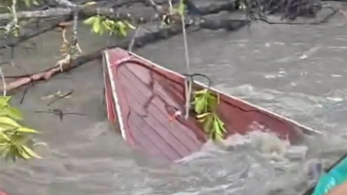 Speedboat yang mengangkut puluhan penumpang tujuan Kecamatan Kateman tampak karam setelah dihantam ombak besar di Perairan Desa Sungai Laut, Kecamatan Tanah Merah, Indragiri Hilir, Selasa (14/7/2026). (WARGA UNTUK RIAU POS)