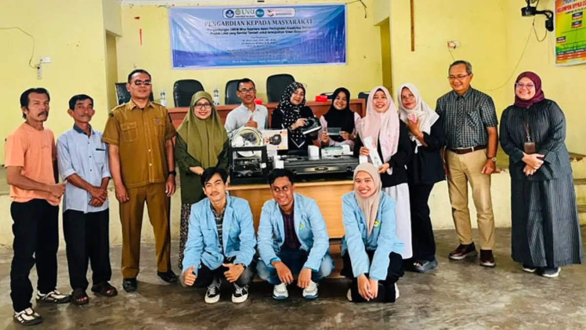 Tim dosen, mahasiswa, perangkat desa dan mitra UMKM Pulau Lawas. (Istimewa)