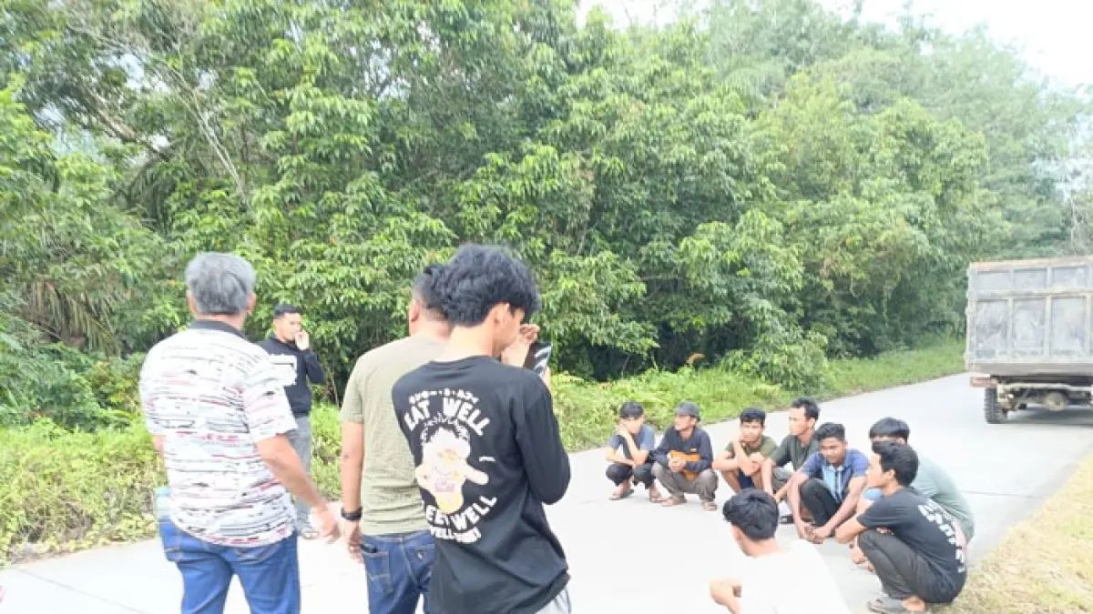 Tim penyidik Direktorat Reserse Kriminal Umum Polda Riau melakukan pemeriksaan lapangan di dua lokasi yang berkaitan dengan dugaan penganiayaan terhadap 9 warga Rupat Utara, Kabupaten Bengkalis, Kamis (16/7/2026). (Istimewa)
