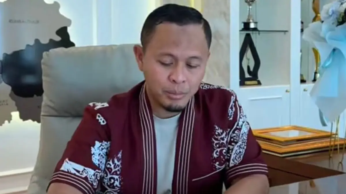 Wako Pekanbaru Agung Nugroho menandatangani SK penggratisan layanan bus TMP bagi peserta Riau Bhayangkara Run 2026, Kamis (16/7/2026). (Istimewa)