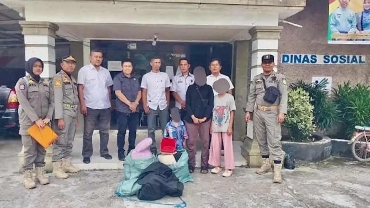 Petugas Satpol PP Inhil bersama Dinas Sosial mendata dan serahkan anak di bawah umur yang terjaring penertiban saat mengemis di sejumlah titik di Kota Tembilahan untuk menjalani asesmen dan pembinaan guna mencegah eksploitasi anak, Rabu (15/7/2026).(Istimewa)
