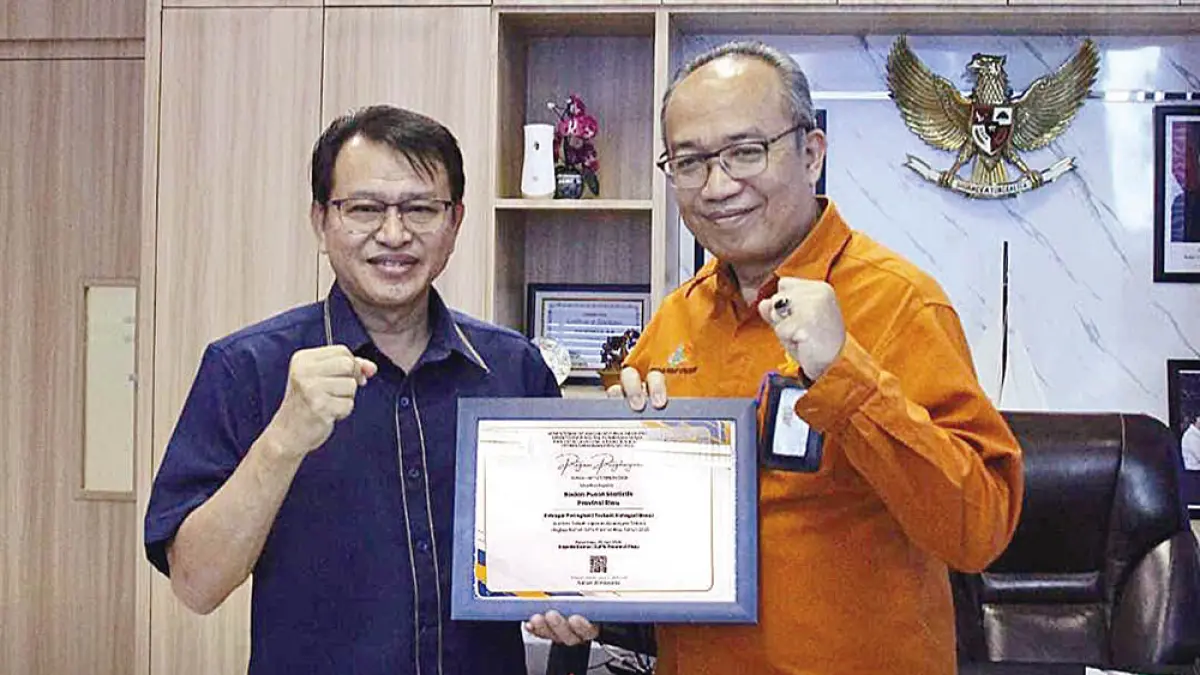 Kepala BPS Provinsi Riau Dr Asep Riyadi (kanan) menerima penghargaan Peringkat 1 Penyusunan Laporan Keuangan (LK) Wilayah Tahun 2025 yang diserahkan Kepala Kantor Wilayah Direktorat Jenderal Perbendaharaan (DJPb) Provinsi Riau Adnan Wimbyarto (kiri) di ruang kerjanya, belum lama ini. (BPS untuk Riau pos)
