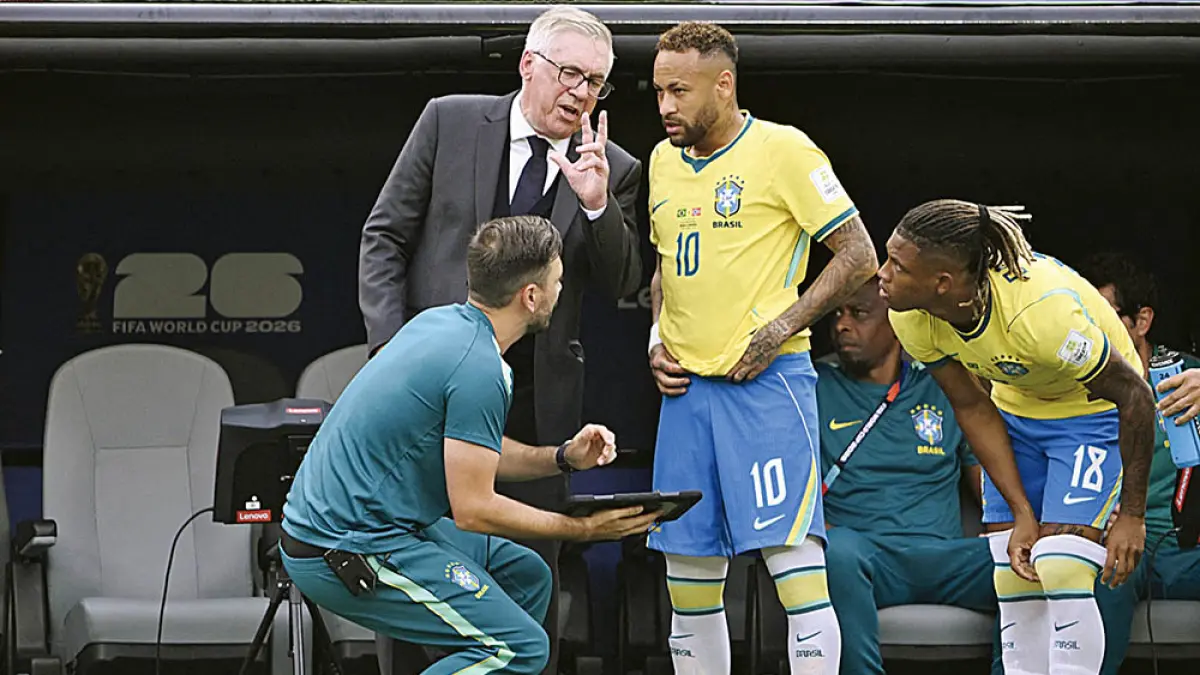 Pelatih kepala timnas Brazil  Carlo Ancelotti memberikan arahan kepada penyerang Brazil Neymar dan gelandang  Danilo Santos saat pertandingan babak 16 besar Piala Dunia 2026 melawan Norwegia di Stadion New York/New Jersey, East Rutherford, Ahad (5/7/2026).  (Pedro UGARTE/AFP)