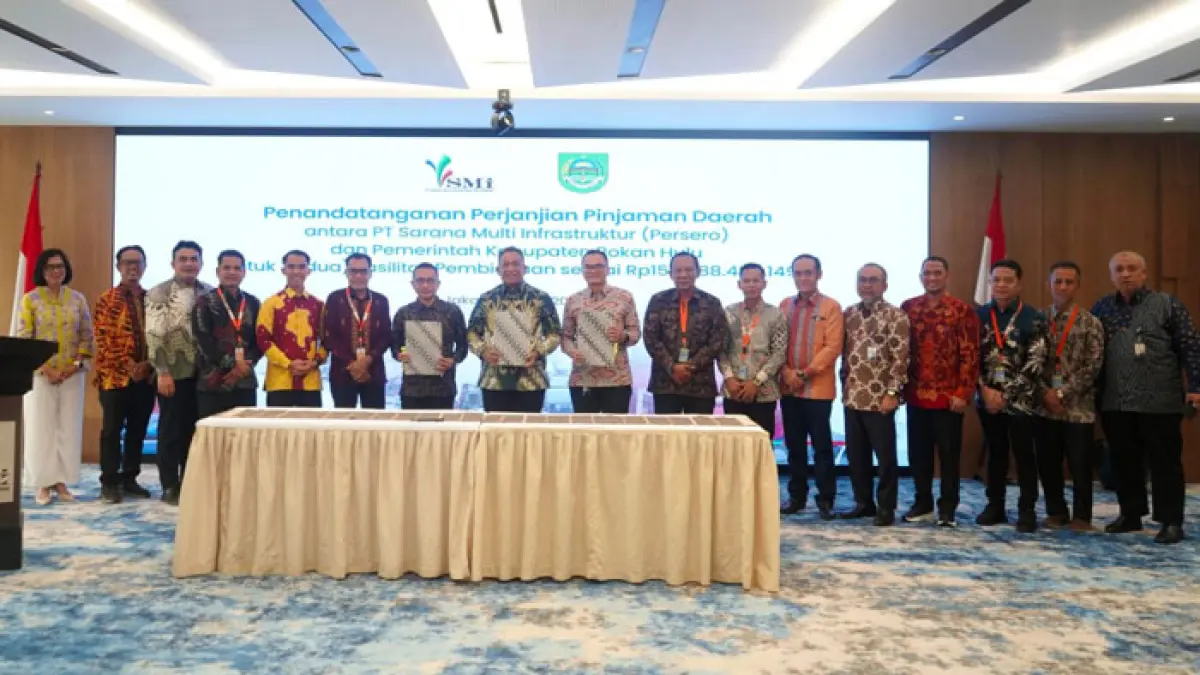 Bupati Rohul Anton (tengah) didampingi Direktur Pembiayaan Publik dan Pengembangan Proyek PT SMI Faaris Pranawafoto bersama usai penandatanganan Perjanjian Pembiayaan Daerah di Lantai 48 Sahid Sudirman Center, Jakarta, Jumat (17/7/2026). (Prokopim Setda Rohul untuk Riaupos.co)