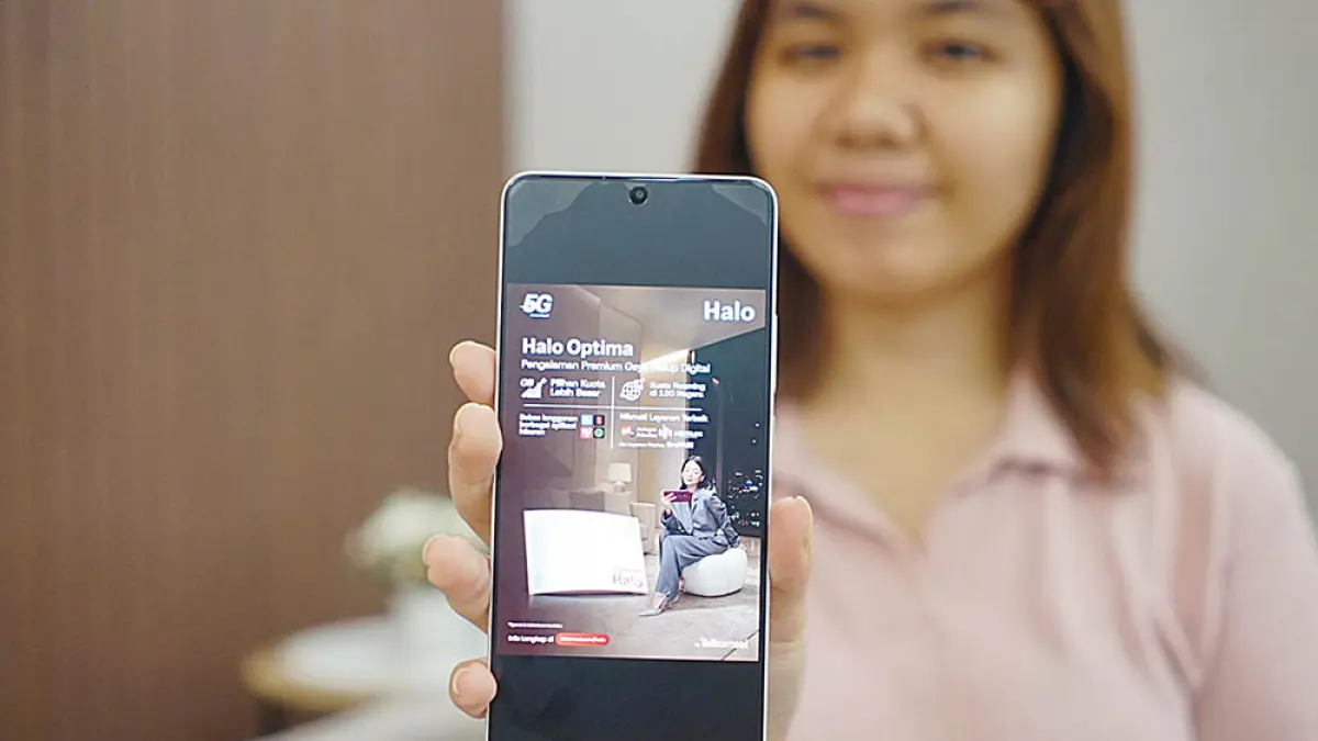 Seorang sales marketing Telkomsel memperlihatkan Halo Optima, paket layanan pascabayar terbaru yang menggabungkan kuota internet besar, akses hiburan premium, perlindungan digital, serta berbagai layanan prioritas dalam satu paket. (telkomsel untuk riau pos)
