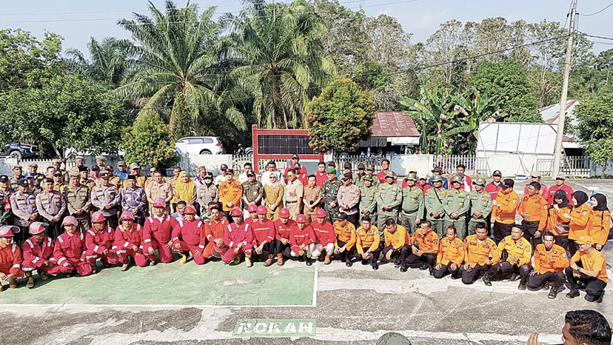 FOTO BERSAMA: Kalaksa BPBD Rohul H Zulhendri bersama forkopimcam, camat, kades, lurah di lima kecamatan, personel BPBD, TNI, Polri dan Satpol PP foto bersama usai pelaksanaan apel kesiapsiagaan Penanggulangan Bencana Karhutla di lapangan Kantor Camat Rokan IV Koto, Kamis (16/7/2026). (Dinas Kominfo Rohul untuk Riau Pos)