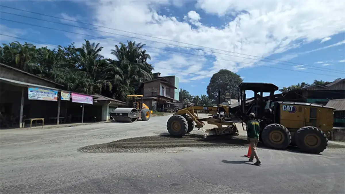 Alat berat bekerja meratakan Jalan Yos Sudarso Tambilahan. (Dok Riaupos.co)