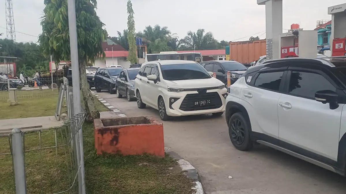 Antrean kendaraan tampak mengular pada jalur pengisian solar di SPBU PT Salindra Perkasa 14.283.633 Jalan Lintas Timur, Kelurahan Pangkalankerinci Kota, Kecamatan Pangkalankerinci, Kabupaten Pelalawan, Rabu (15/7/2026). (MUHAMMAD AMIN/ RIAU POS)
