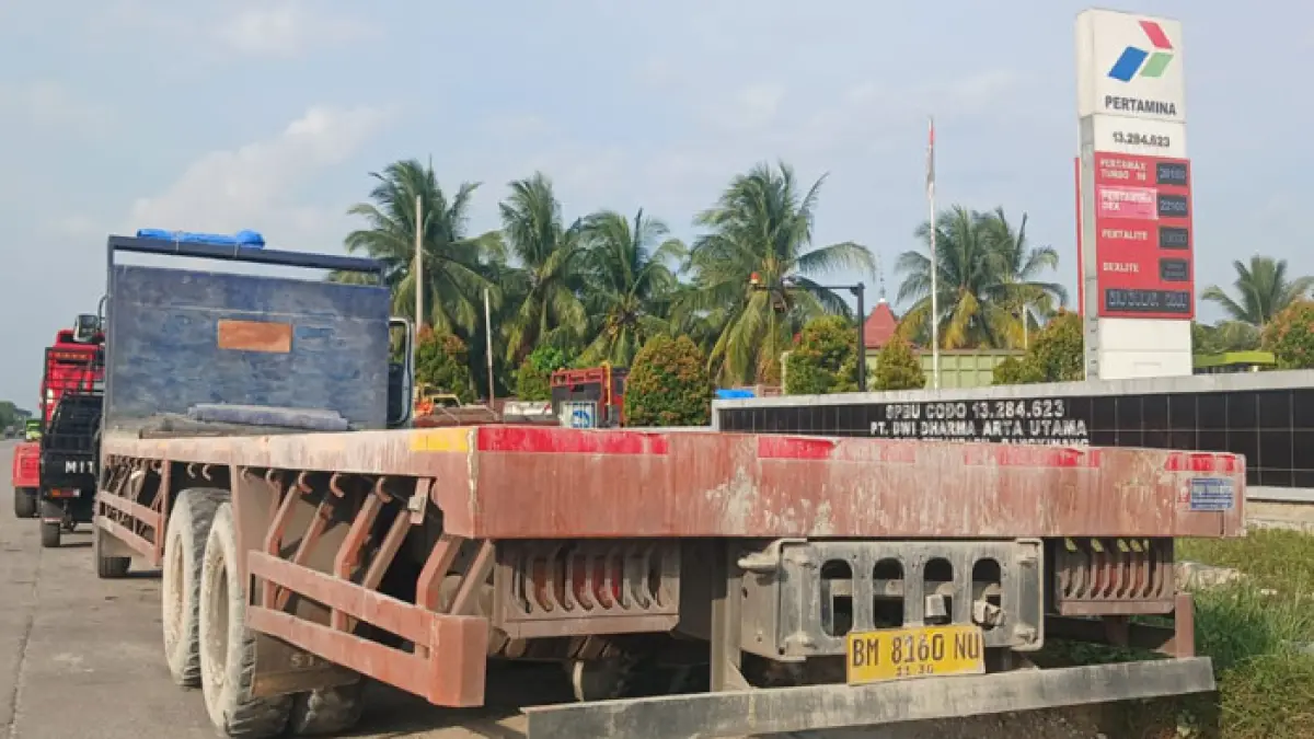 Antrean kendaraan untuk mengisi BBM jenis solar kembali terjadi di SPBU 13.284.623 Rimbo Panjang, Kecamatan Tambang, Kabupaten Kampar, Jumat (17/7/2026). (Kamaruddin/Riaupos.co)