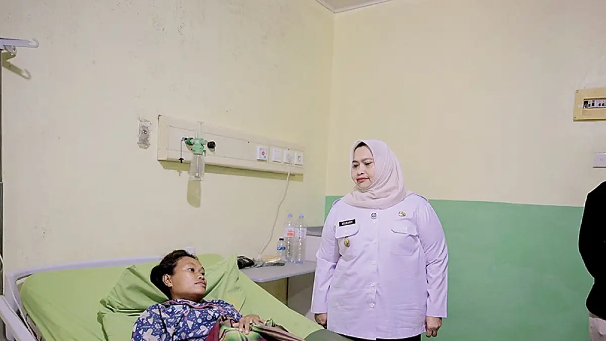 BERI SEMANGAT: Bupati Bengkalis Hj Kasmarni menyapa dan memberikan semangat kepada salah seorang pasien saat meninjau ruang perawatan di RSUD Mandau, Kamis (16/7/2026). (JPG).