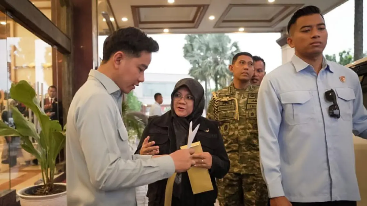 Bupati Siak Afni berbincang dengan Wakil Presiden RI, Gibran Rakabuming Raka dalam kunjungan kerja di Hotel Pangeran Pekanbaru, Jumat (17/6/2026).(Istimewa)