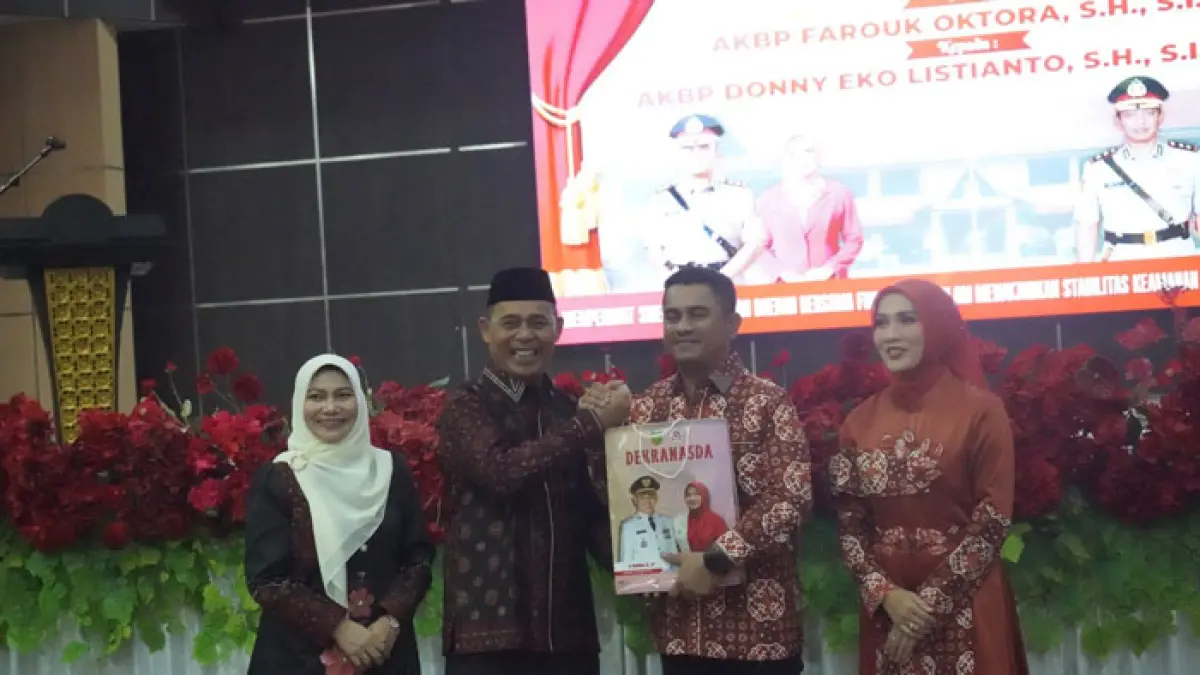 Bupati Inhil Herman didampingi Istri memberikan cenderamata kepada mantan Kapolres Inhil AKBP Farouk Oktora,Jumat (16/7/2026). (Diskominfo Inhil)