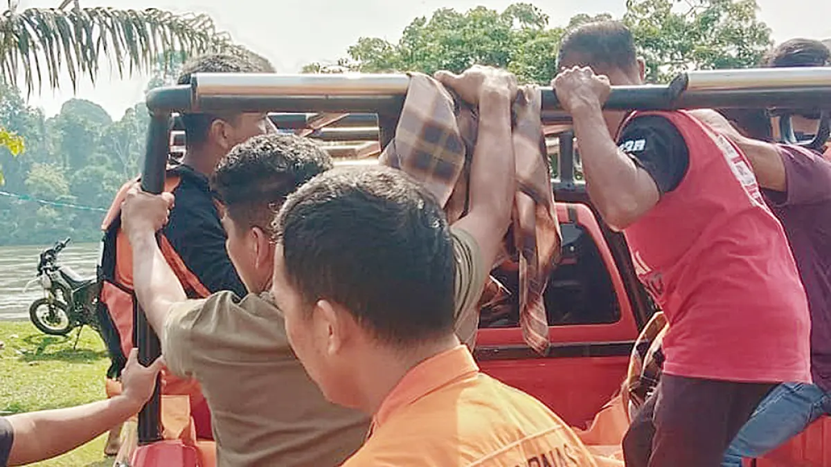 DITEMUKAN: Tim SAR gabungan mengevakuasi jenazah Rifki Marwanda (21) yang ditemukan di Sungai Kampar, wilayah Desa Pulau Tarap, Kecamatan Kuok, Kamis (16/7/2026). (TIM SAR untuk riau pos)