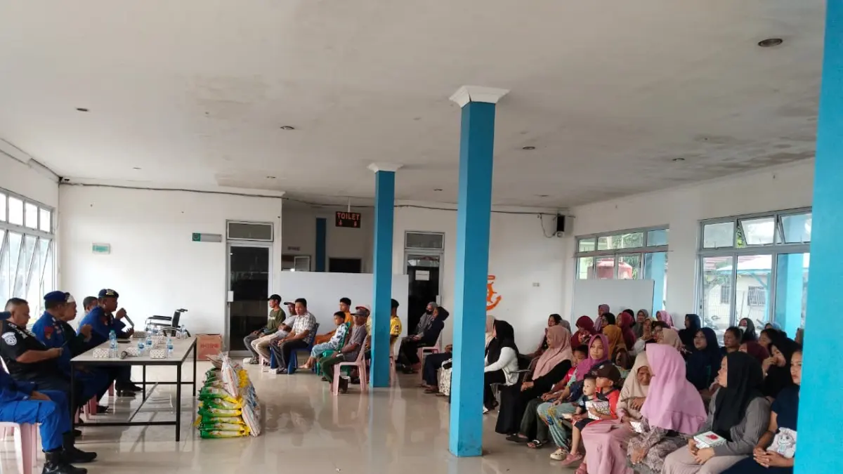 Ditpolairud Polda Riau berbagi paket sembako dan bibit pohon untuk masyarakat pesisir, khususnya di Inhil, Jumat (17/7/2026).(DITPOLAIRUD POLDA RIAU UNTUK RIAUPOS.CO)
